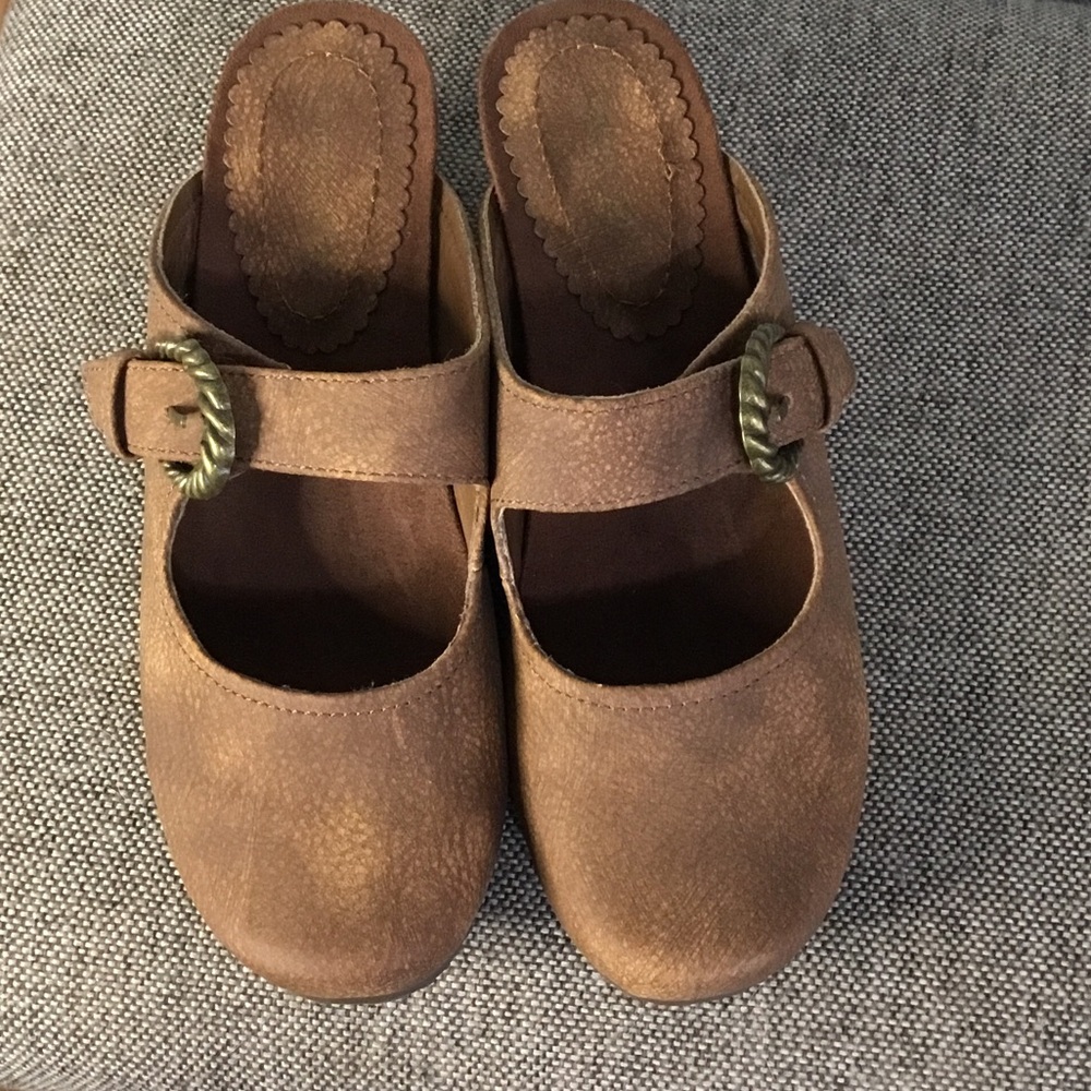 Bare traps Luna Mary Janes in a suede-like brown material, size 7 1/2M. - Picture 11 of 16